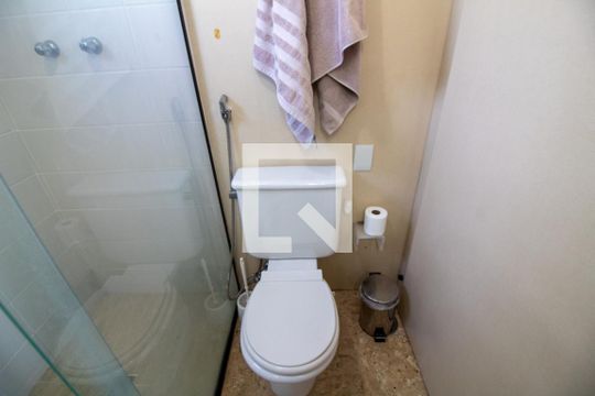 Venda de apartamento com 2 quartos e academia no condomínio. — Banheiro da Suíte