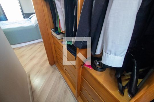 Venda de apartamento com 2 quartos e academia no condomínio. — Closet da suíte