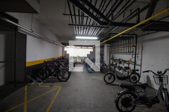Venda de apartamento com 2 quartos e academia no condomínio. — Área comum - Bicicletario