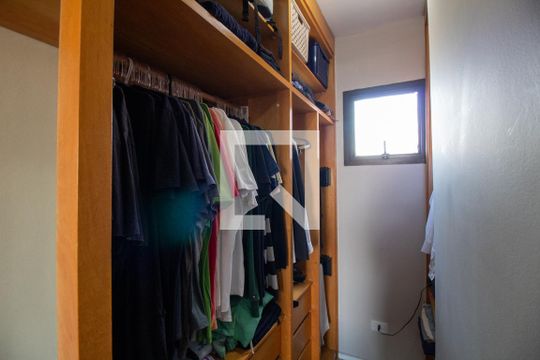 Venda de apartamento com 2 quartos e academia no condomínio. — Closet da suíte