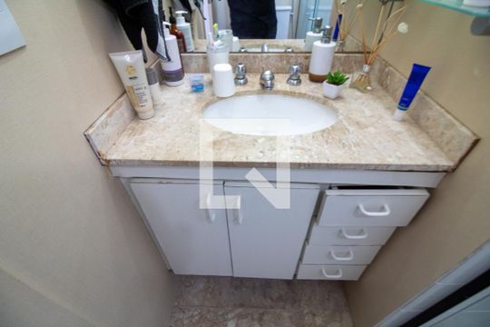 Venda de apartamento com 2 quartos e academia no condomínio. — Banheiro da Suíte