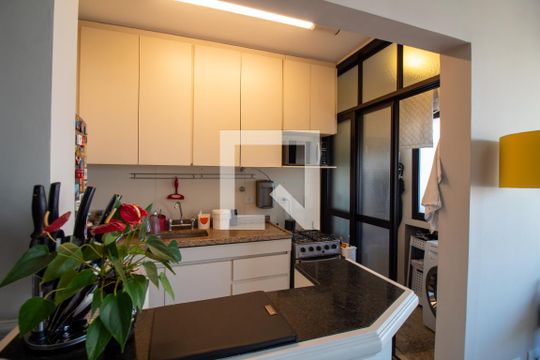 Venda de apartamento com 2 quartos e academia no condomínio. — Cozinha