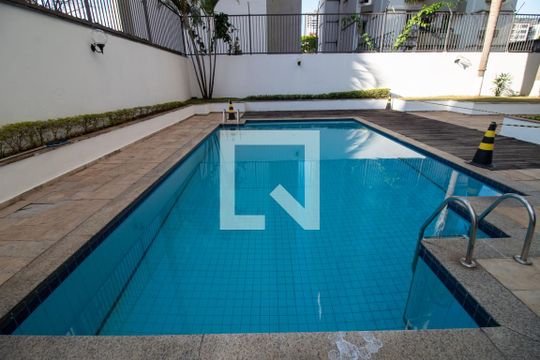 Venda de apartamento com 2 quartos e academia no condomínio. — Área comum - Piscina