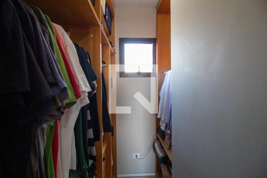 Venda de apartamento com 2 quartos e academia no condomínio. — Closet da suíte