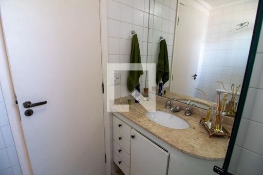 Venda de apartamento com 2 quartos e academia no condomínio. — Banheiro
