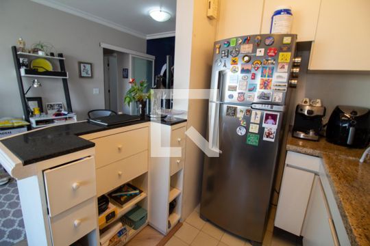 Venda de apartamento com 2 quartos e academia no condomínio. — Cozinha