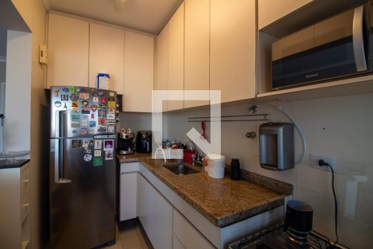 Venda de apartamento com 2 quartos e academia no condomínio. — Cozinha