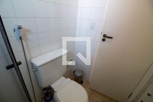 Venda de apartamento com 2 quartos e academia no condomínio. — Banheiro