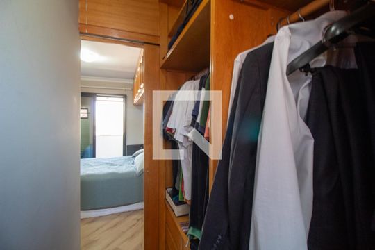 Venda de apartamento com 2 quartos e academia no condomínio. — Closet da suíte