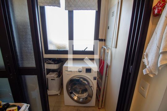 Venda de apartamento com 2 quartos e academia no condomínio. — Área de Serviço