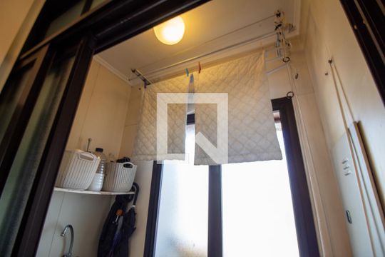 Venda de apartamento com 2 quartos e academia no condomínio. — Área de Serviço