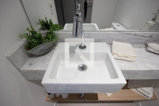 Venda de apartamento mobiliado no Itaim Bibi com piscina, varanda e 2 quartos. — Lavabo