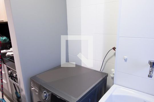 Venda de apartamento mobiliado no Itaim Bibi com piscina, varanda e 2 quartos. — Área de Serviço