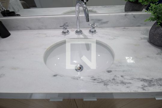 Venda de apartamento mobiliado no Itaim Bibi com piscina, varanda e 2 quartos. — Suíte 1