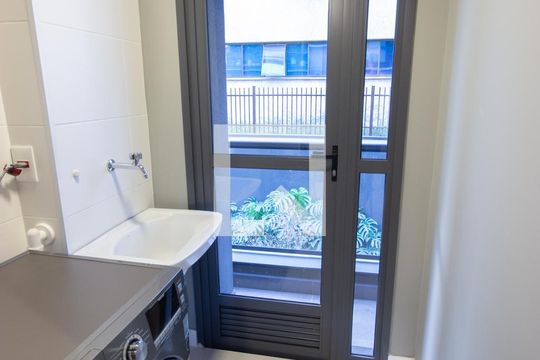 Venda de apartamento mobiliado no Itaim Bibi com piscina, varanda e 2 quartos. — Área de Serviço