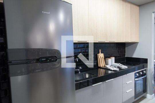 Venda de apartamento mobiliado no Itaim Bibi com piscina, varanda e 2 quartos. — Cozinha