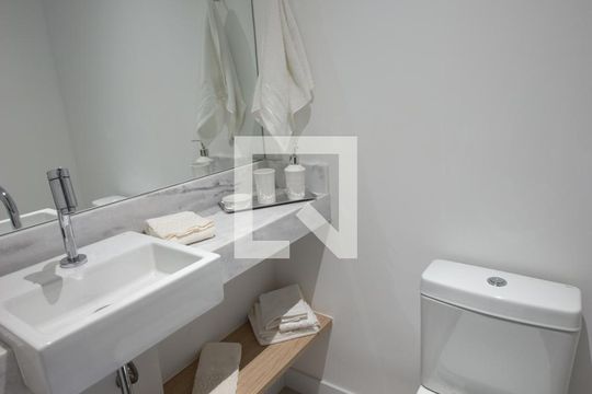 Venda de apartamento mobiliado no Itaim Bibi com piscina, varanda e 2 quartos. — Lavabo