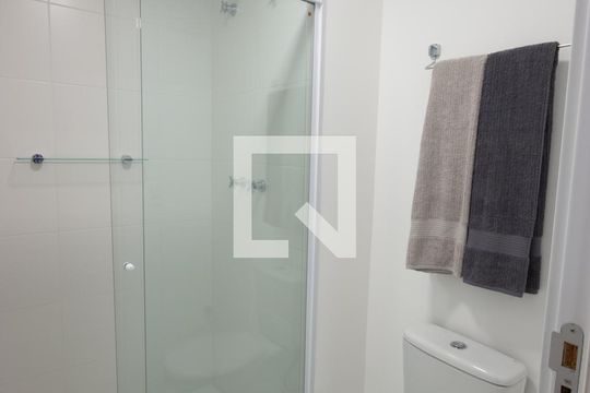 Venda de apartamento mobiliado no Itaim Bibi com piscina, varanda e 2 quartos. — Banheiro da Suíte 2