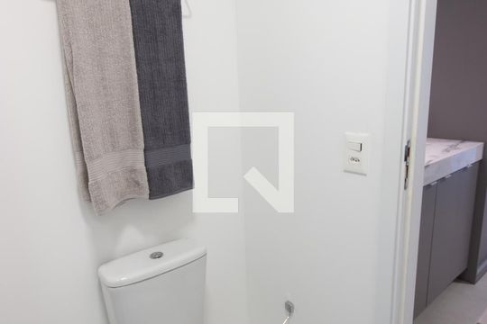 Venda de apartamento mobiliado no Itaim Bibi com piscina, varanda e 2 quartos. — Banheiro da Suíte 2
