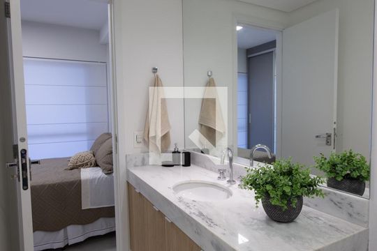 Venda de apartamento mobiliado no Itaim Bibi com piscina, varanda e 2 quartos. — Banheiro da Suíte 1
