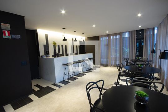 Venda de apartamento mobiliado no Itaim Bibi com piscina, varanda e 2 quartos. — Salão de Festas