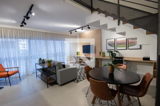 Venda de apartamento mobiliado no Itaim Bibi com piscina, varanda e 2 quartos. — Sala
