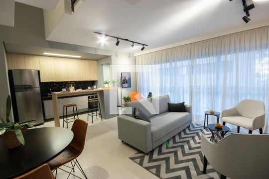 Venda de apartamento mobiliado no Itaim Bibi com piscina, varanda e 2 quartos. — Sala