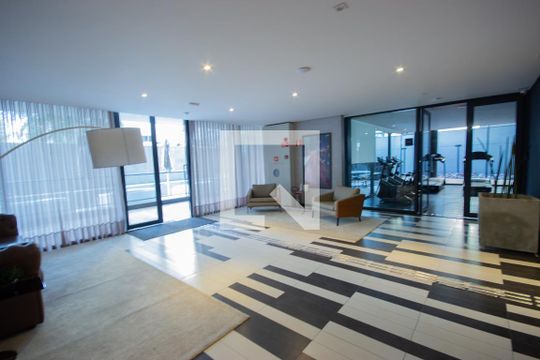 Venda de apartamento mobiliado no Itaim Bibi com piscina, varanda e 2 quartos. — Hall social