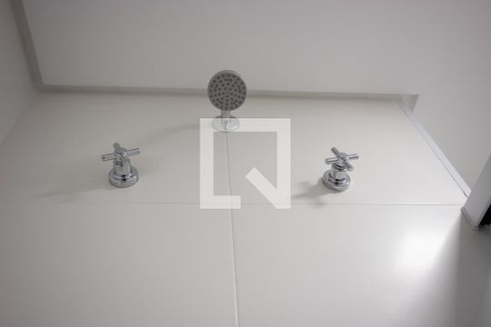 Venda de apartamento mobiliado no Itaim Bibi com piscina, varanda e 2 quartos. — Banheiro da Suíte 2