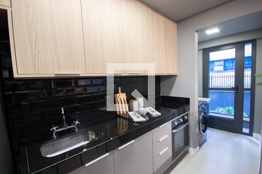 Venda de apartamento mobiliado no Itaim Bibi com piscina, varanda e 2 quartos. — Cozinha