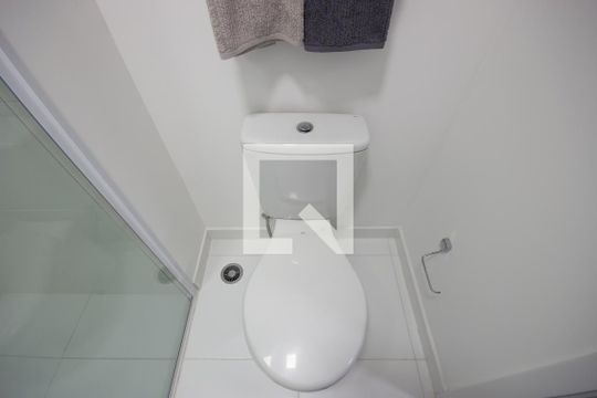 Venda de apartamento mobiliado no Itaim Bibi com piscina, varanda e 2 quartos. — Banheiro da Suíte 2