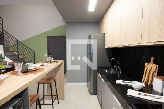 Venda de apartamento mobiliado no Itaim Bibi com piscina, varanda e 2 quartos. — Cozinha