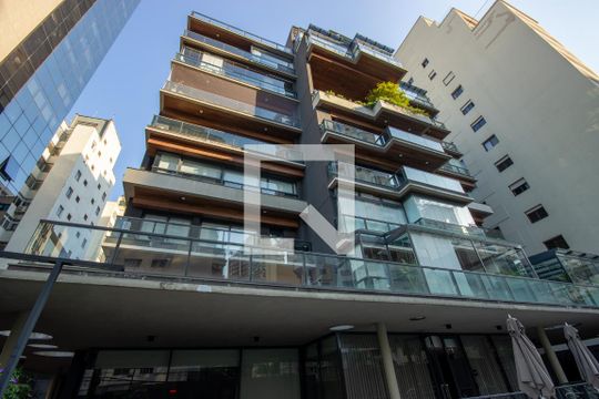 Venda de apartamento mobiliado no Itaim Bibi com piscina, varanda e 2 quartos. — Fachada