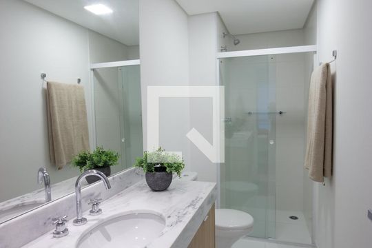 Venda de apartamento mobiliado no Itaim Bibi com piscina, varanda e 2 quartos. — Banheiro da Suíte 1