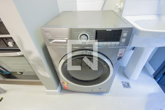 Venda de apartamento mobiliado no Itaim Bibi com piscina, varanda e 2 quartos. — Área de Serviço