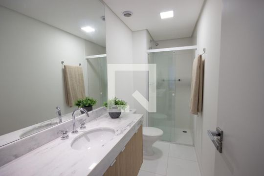 Venda de apartamento mobiliado no Itaim Bibi com piscina, varanda e 2 quartos. — Banheiro da Suíte 1