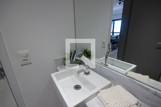 Venda de apartamento mobiliado no Itaim Bibi com piscina, varanda e 2 quartos. — Lavabo