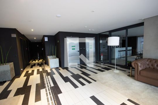 Venda de apartamento mobiliado no Itaim Bibi com piscina, varanda e 2 quartos. — Hall social