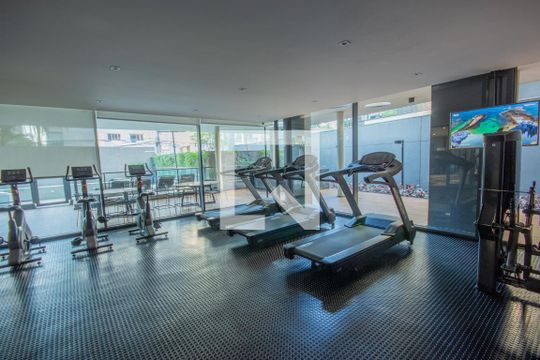 Venda de apartamento mobiliado no Itaim Bibi com piscina, varanda e 2 quartos. — Academia