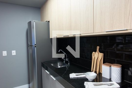 Venda de apartamento mobiliado no Itaim Bibi com piscina, varanda e 2 quartos. — Cozinha