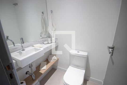 Venda de apartamento mobiliado no Itaim Bibi com piscina, varanda e 2 quartos. — Lavabo