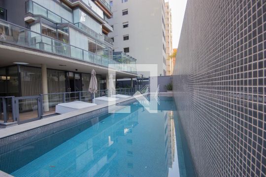 Venda de apartamento mobiliado no Itaim Bibi com piscina, varanda e 2 quartos. — Piscina