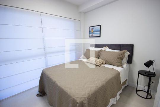 Venda de apartamento mobiliado no Itaim Bibi com piscina, varanda e 2 quartos. — Suíte 1
