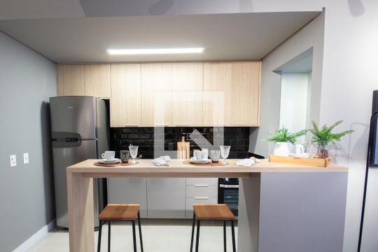 Venda de apartamento mobiliado no Itaim Bibi com piscina, varanda e 2 quartos. — Cozinha