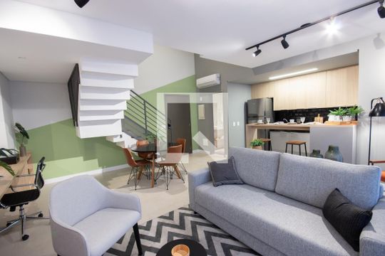 Venda de apartamento mobiliado no Itaim Bibi com piscina, varanda e 2 quartos. — Sala