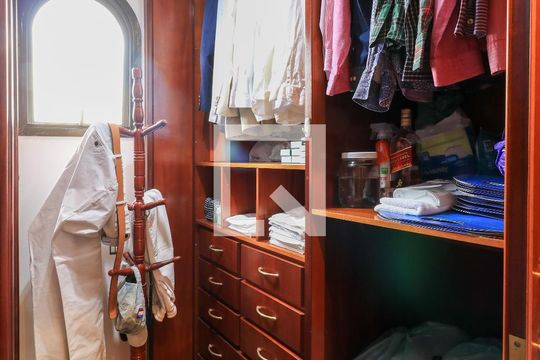 Apartamento mobiliado com 3 quartos para compra. Excelente oportunidade de venda! — Closet da suíte