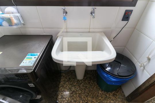 Apartamento mobiliado com 3 quartos para compra. Excelente oportunidade de venda! — Área de Serviço