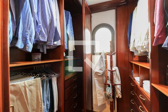 Apartamento mobiliado com 3 quartos para compra. Excelente oportunidade de venda! — Closet da suíte
