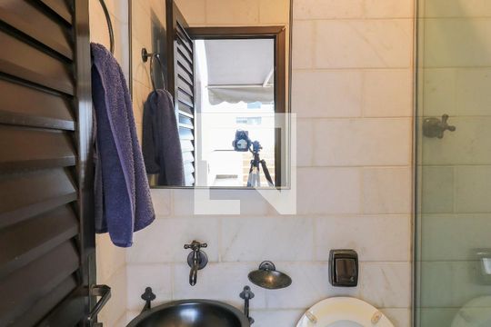 Apartamento mobiliado com 3 quartos para compra. Excelente oportunidade de venda! — Banheiro churrasqueira