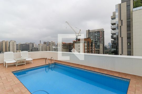 Apartamento mobiliado com 3 quartos para compra. Excelente oportunidade de venda! — Piscina 